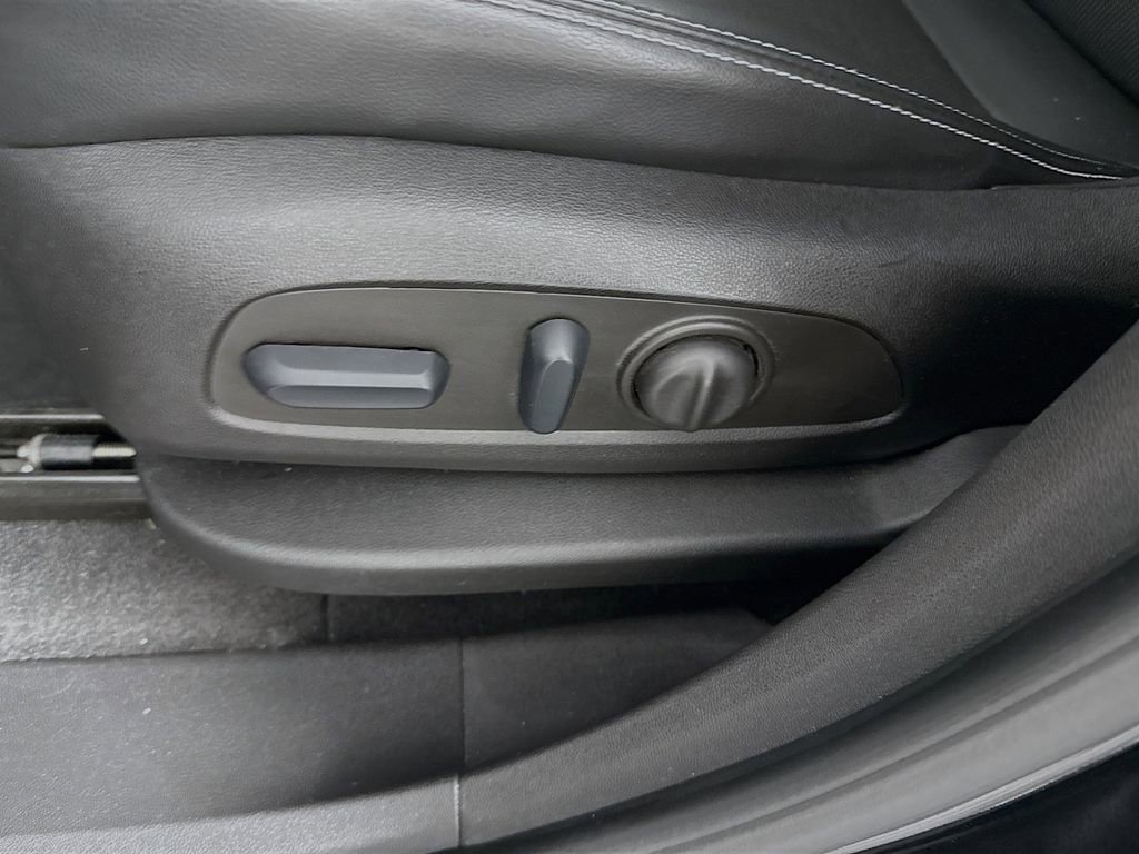 Used 2023 GMC Terrain SLT w/ Elevation Edition image 11