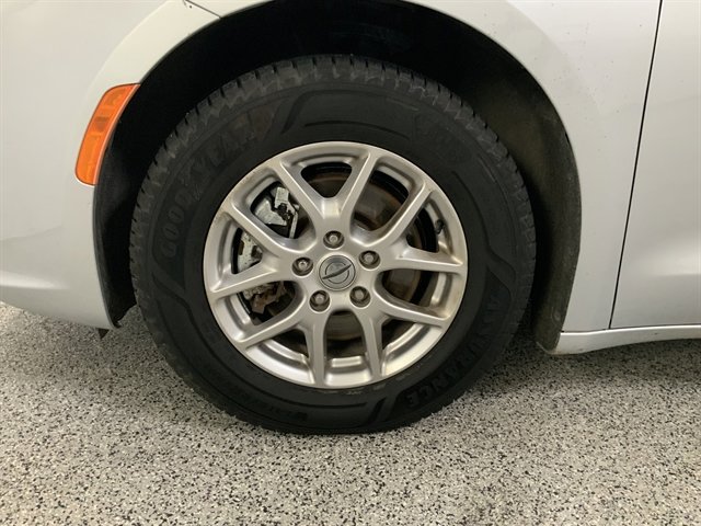 Used 2023 Chrysler Pacifica Touring image 9