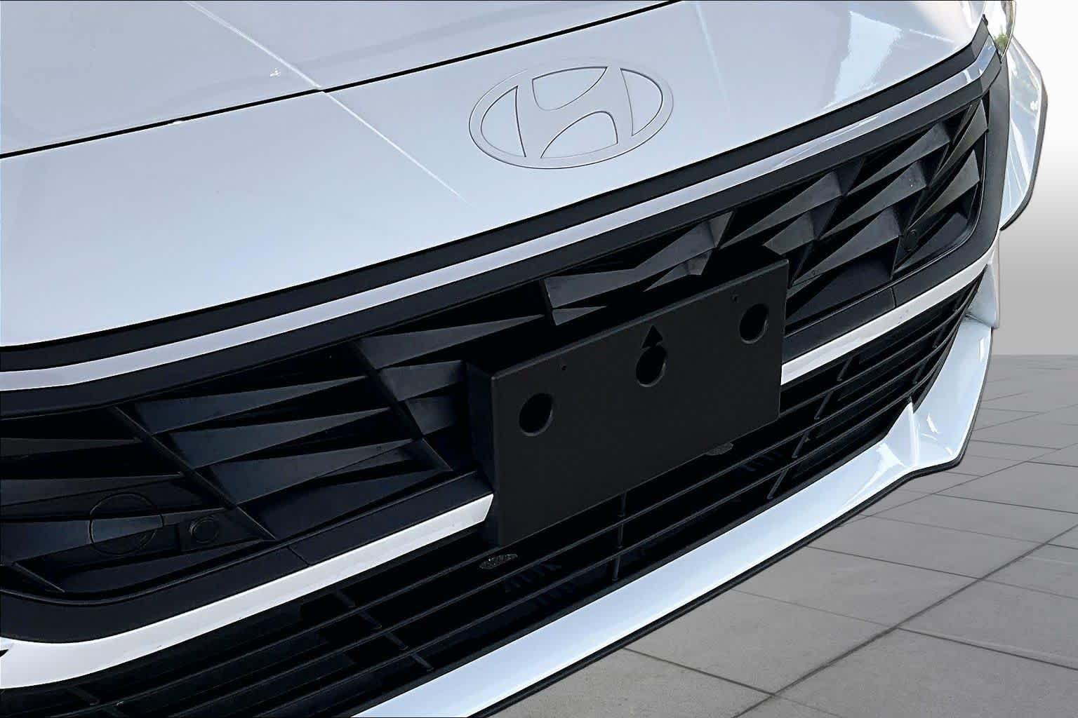 Used 2026 Hyundai Elantra SE FWD image 29
