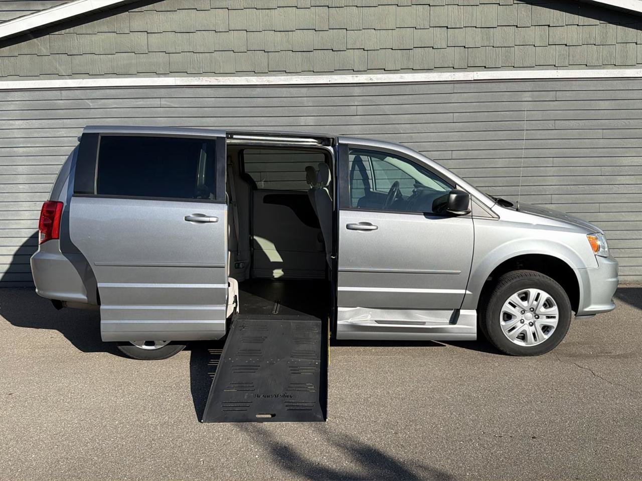 Used 2016 Dodge Grand Caravan SE w/ Quick Order Package 29E SE FWD image 3