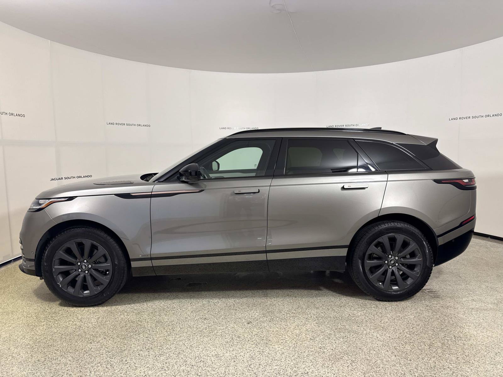 Used 2018 Land Rover Range Rover Velar R-Dynamic SE AWD/4WD image 2