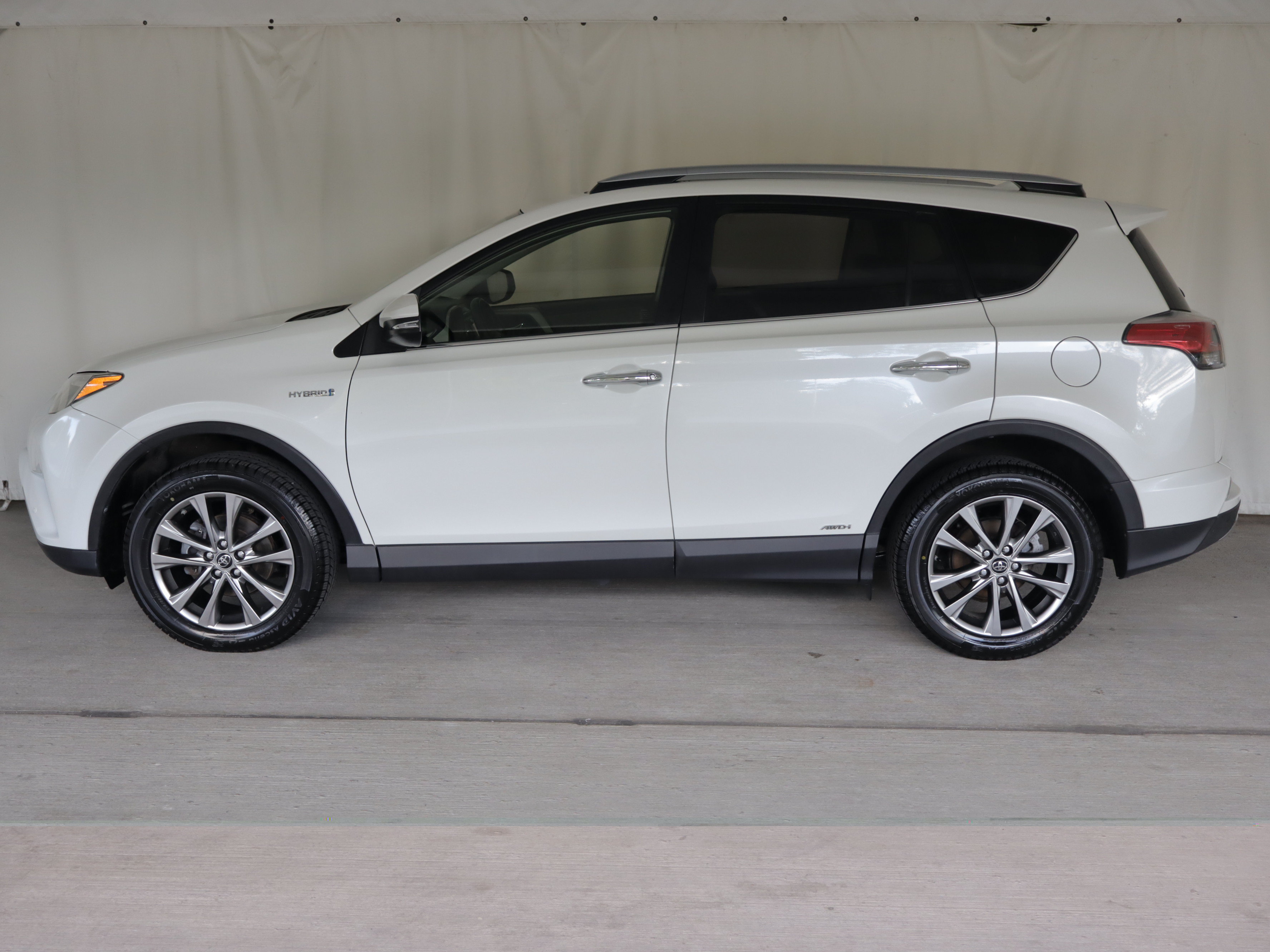 Used 2018 Toyota RAV4 Limited AWD/4WD image 25