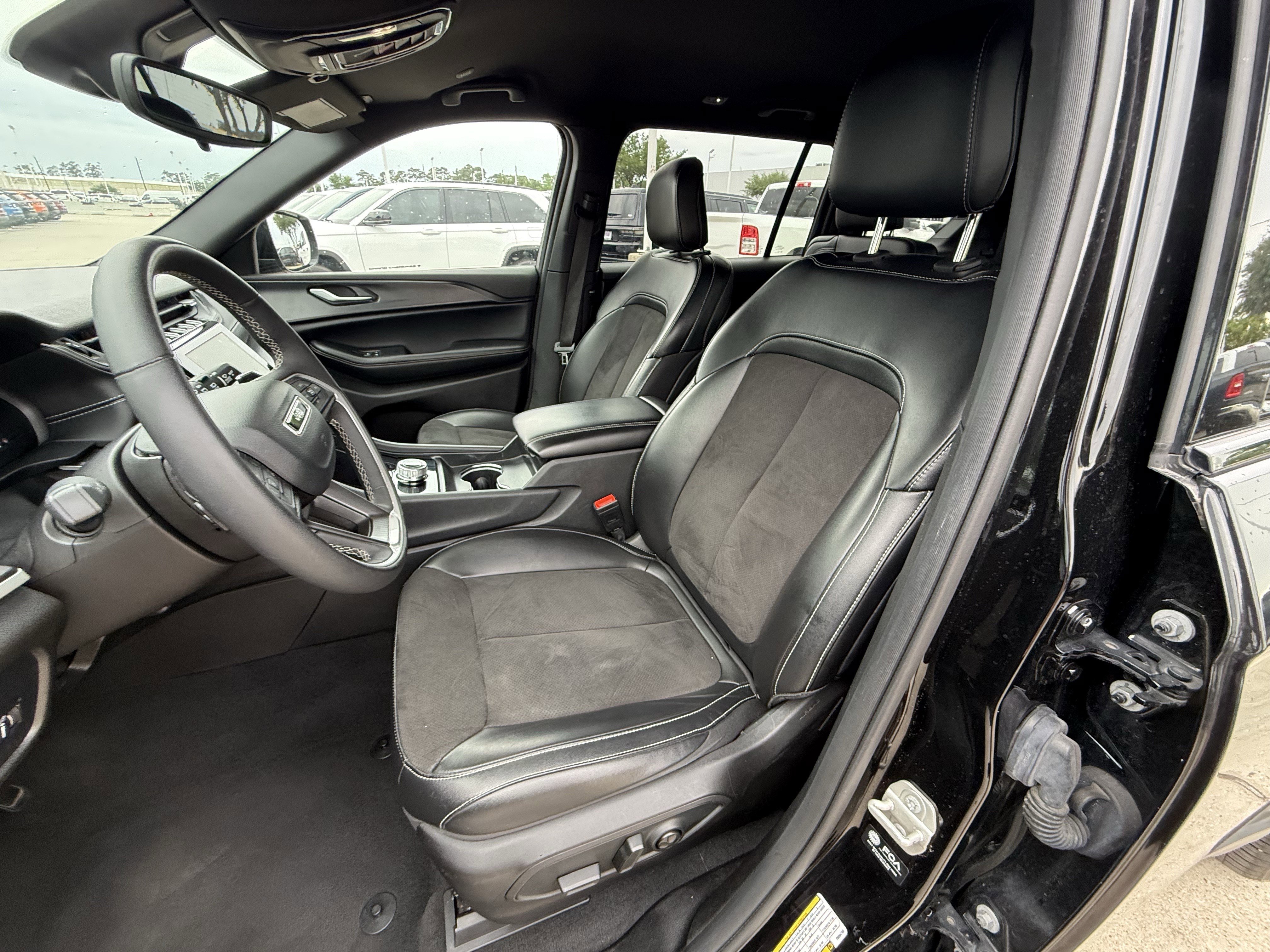 Used 2023 Jeep Grand Cherokee L Laredo AWD/4WD image 27