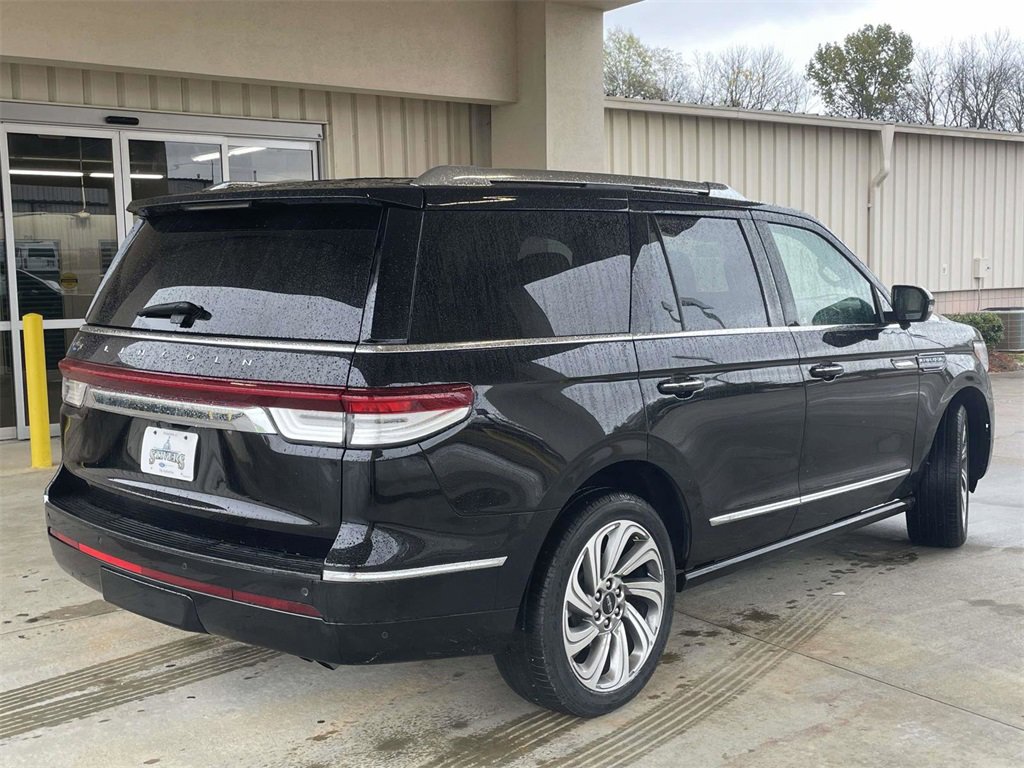 Used 2023 Lincoln Navigator Reserve image 3