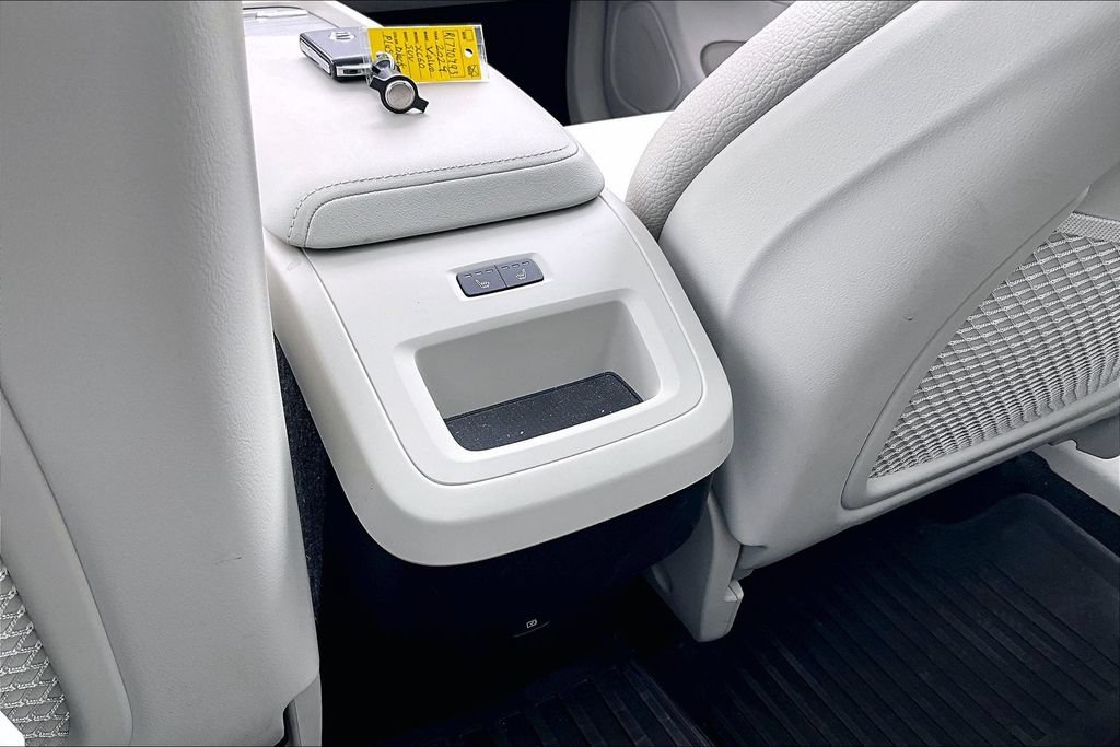Certified 2024 Volvo XC60 B5 Plus w/ Protection Package Premier AWD/4WD image 30