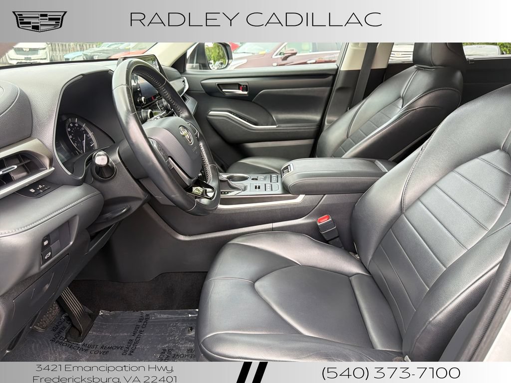 Used 2020 Toyota Highlander XLE AWD/4WD image 3