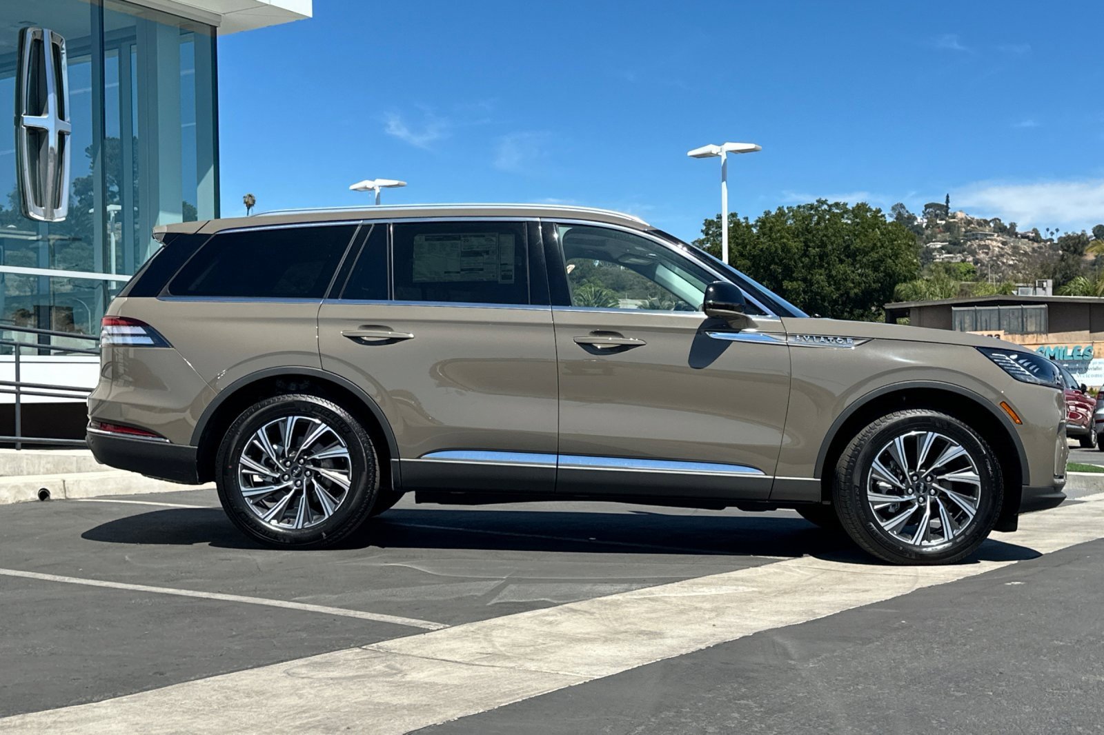 New 2025 Lincoln Aviator AWD w/ Equipment Group 101A image 2
