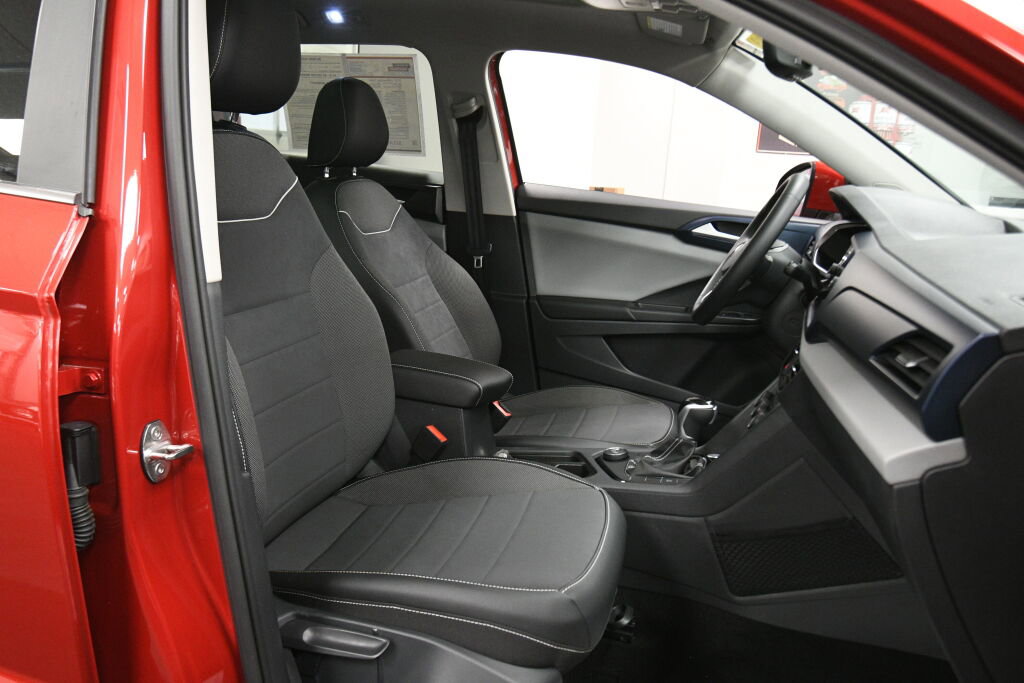 Used 2023 Volkswagen Taos SE w/ Panoramic Sunroof Package AWD/4WD image 26