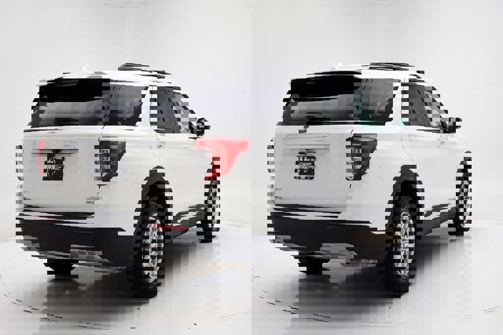 Used 2022 Ford Explorer XLT w/ Equipment Group 202A image 9