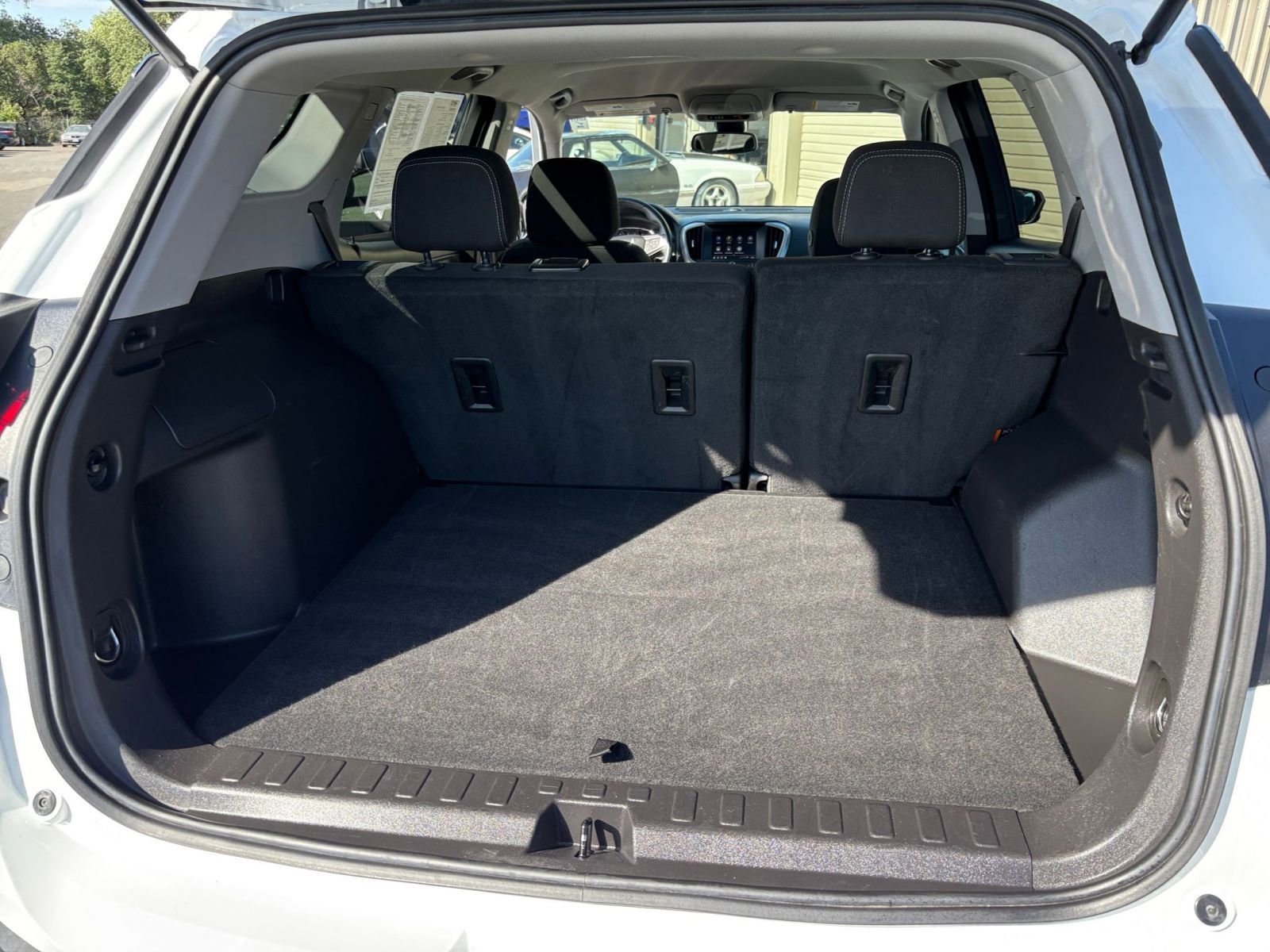 Used 2024 GMC Terrain SLE image 30