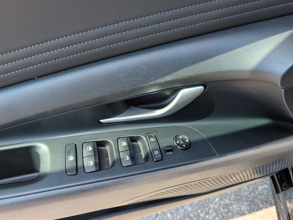 Used 2025 Hyundai Elantra Limited FWD image 17