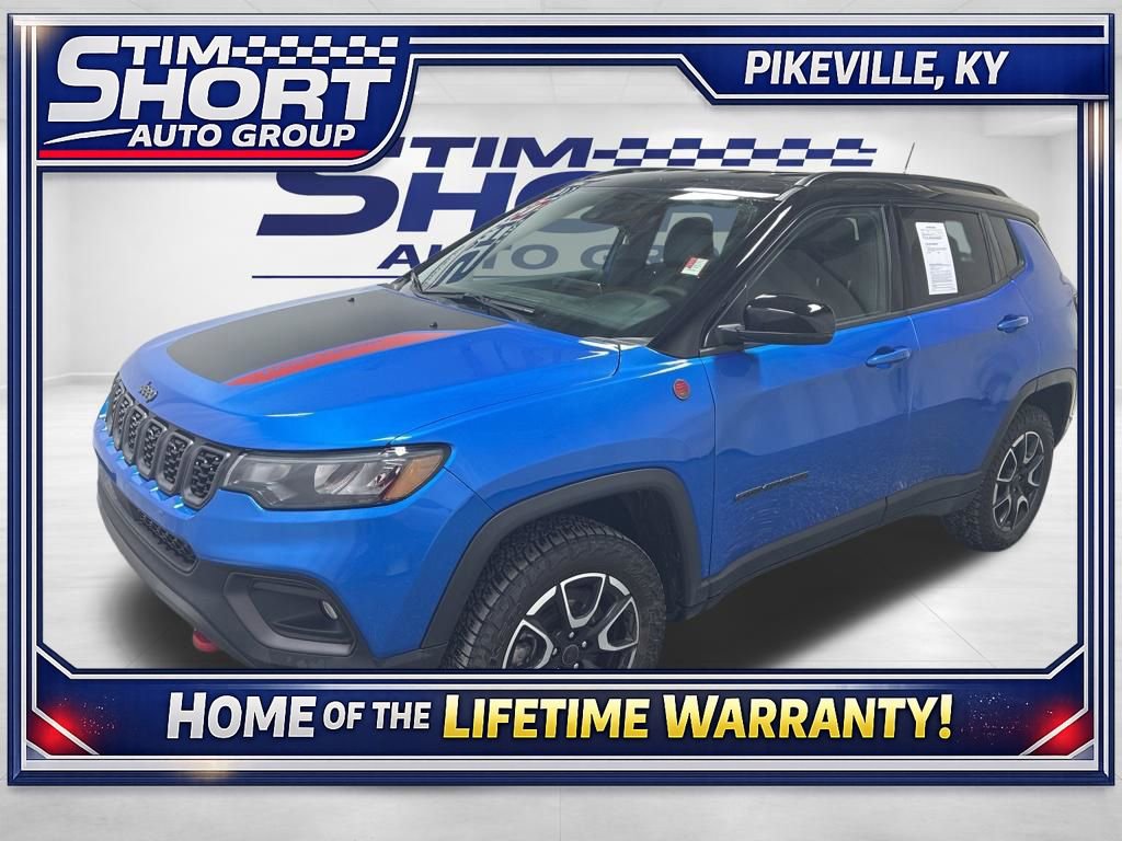 Used 2025 Jeep Compass Trailhawk image 1