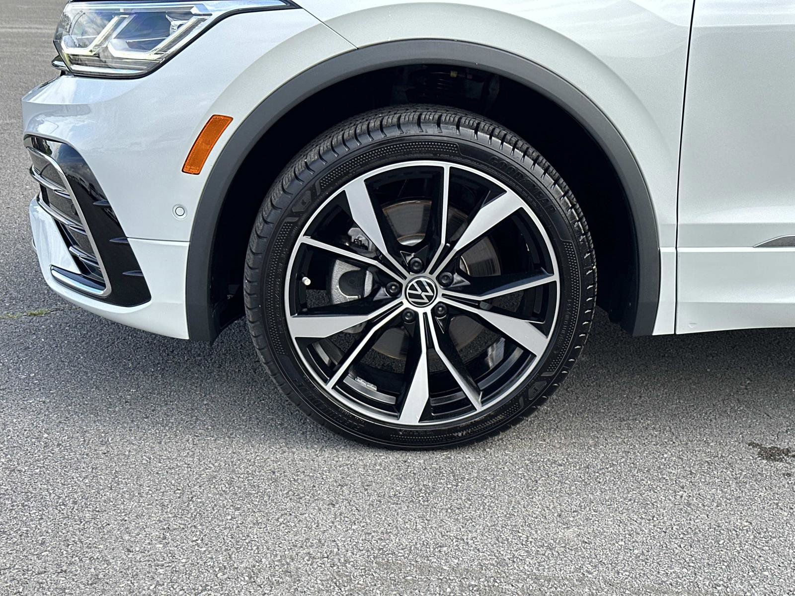 Used 2023 Volkswagen Tiguan SEL R-Line image 12