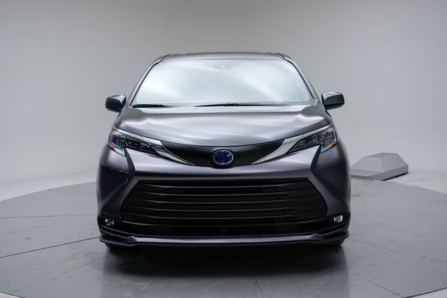 Certified 2025 Toyota Sienna XLE image 8