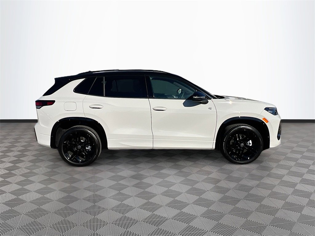 Used 2025 Volkswagen Tiguan SE R-Line image 8