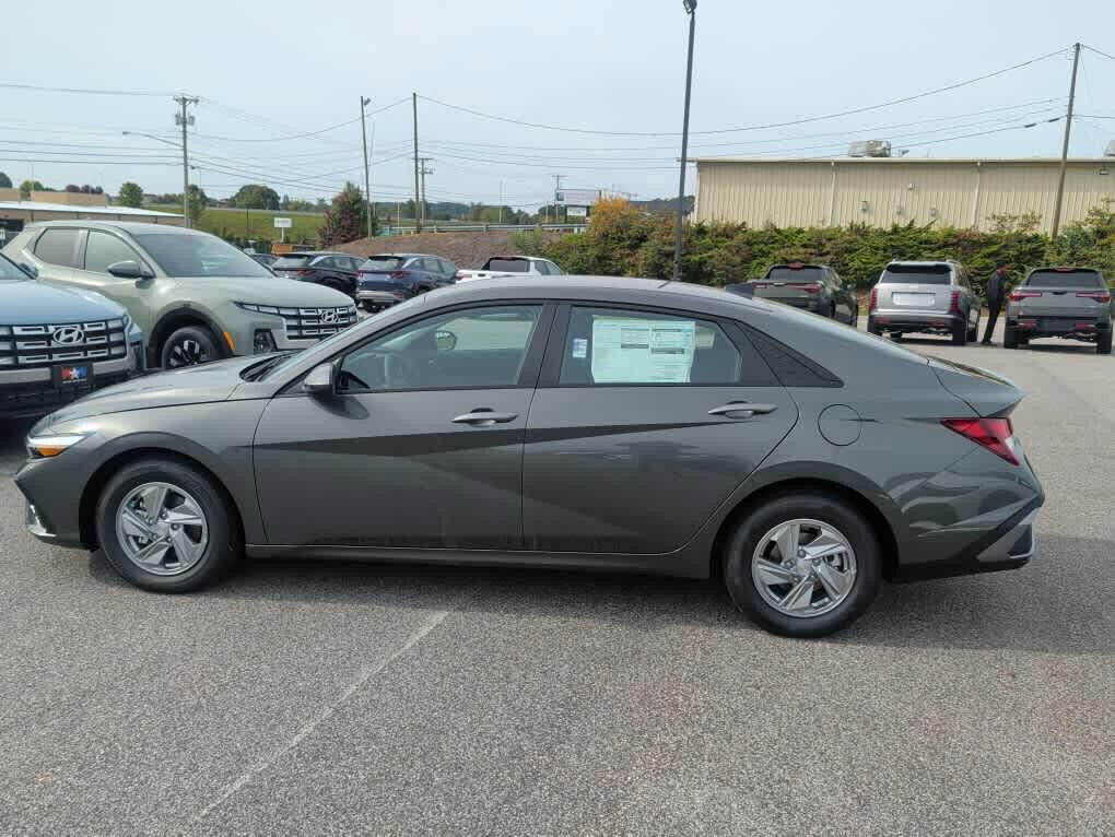 New 2026 Hyundai Elantra SE FWD image 11