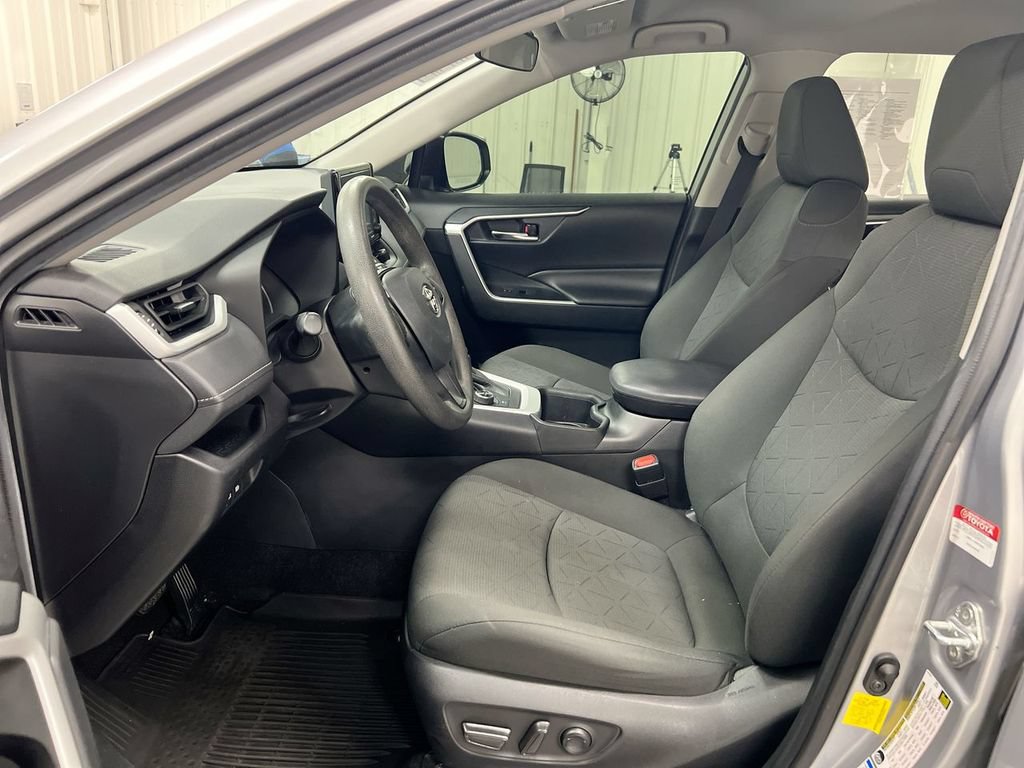 Used 2022 Toyota RAV4 XLE AWD/4WD image 19