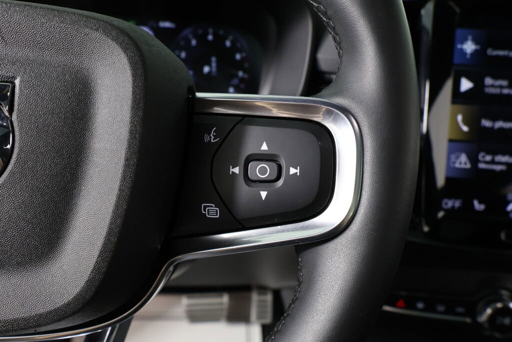 Used 2022 Volvo XC40 T5 R-Design image 34