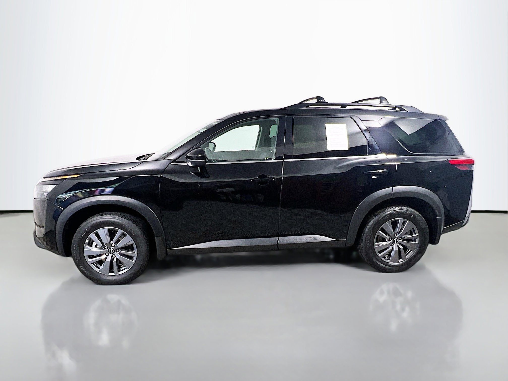 Used 2024 Nissan Pathfinder SV image 9
