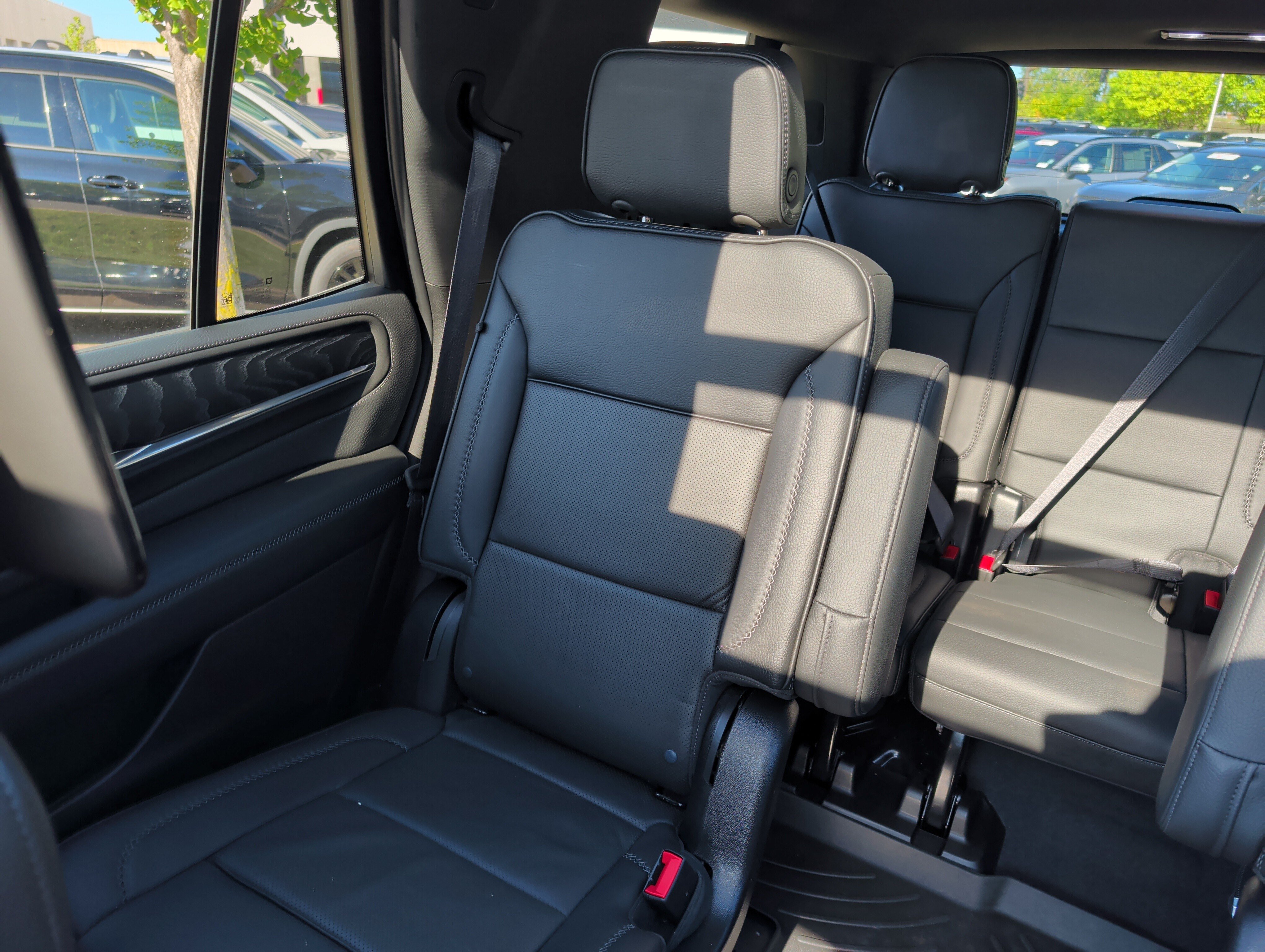 Used 2024 GMC Yukon Denali w/ Advanced Technology Package AWD/4WD image 12