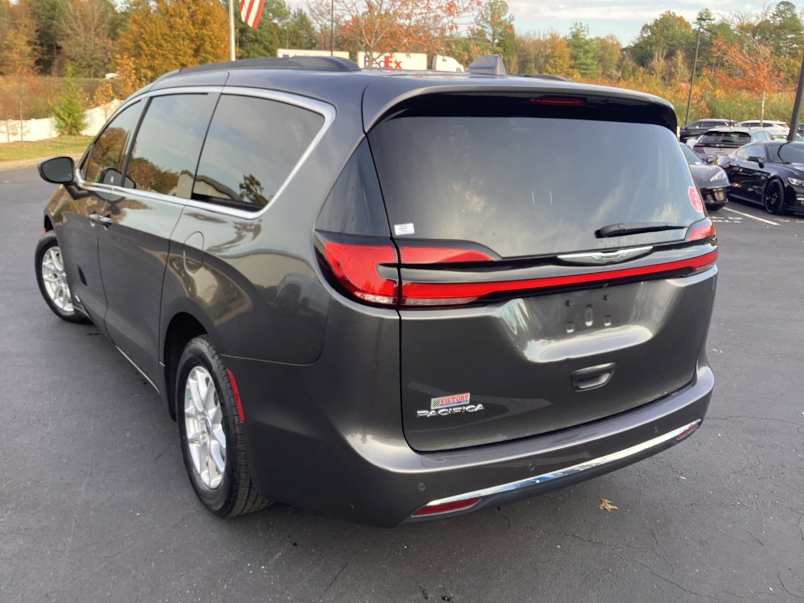 Used 2022 Chrysler Pacifica Touring-L image 2