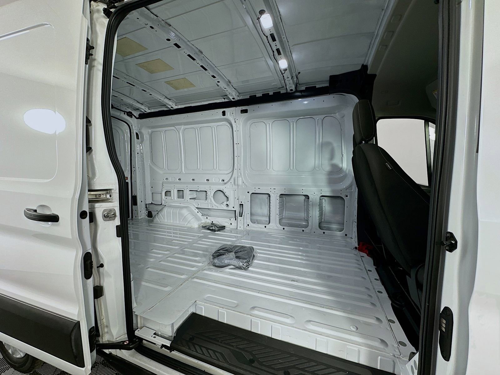 Used 2023 Ford E-Transit Medium Roof image 25
