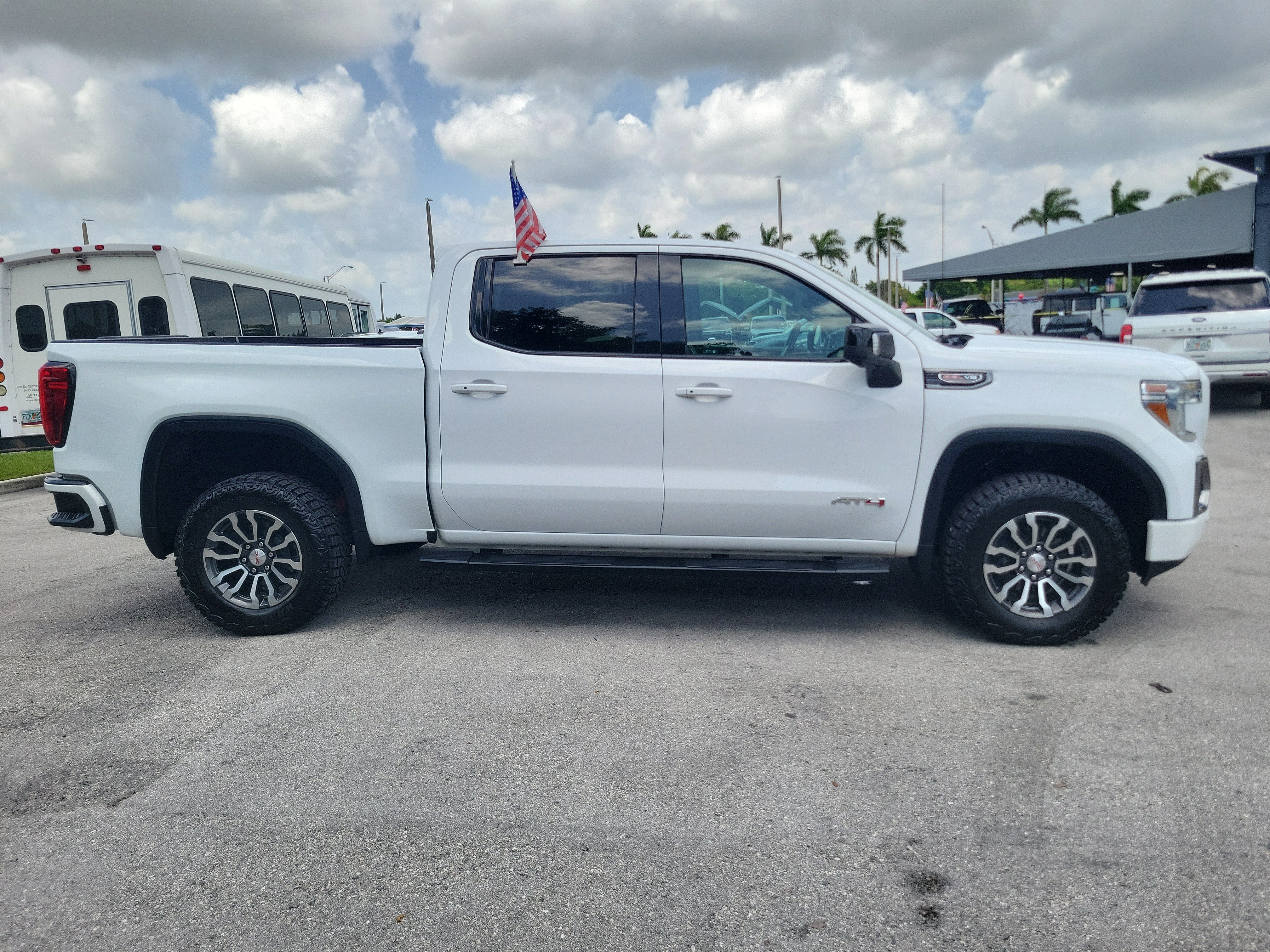 Used 2020 GMC Sierra 1500 AT4 w/ AT4 Premium Package AWD/4WD image 4