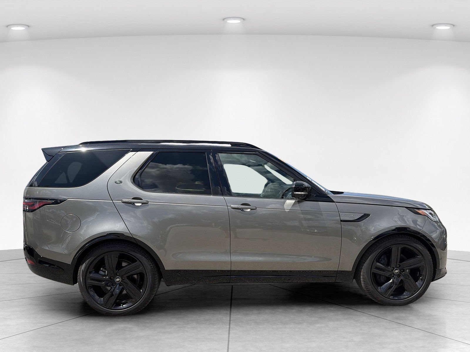 Used 2025 Land Rover Discovery Dynamic SE AWD/4WD image 3