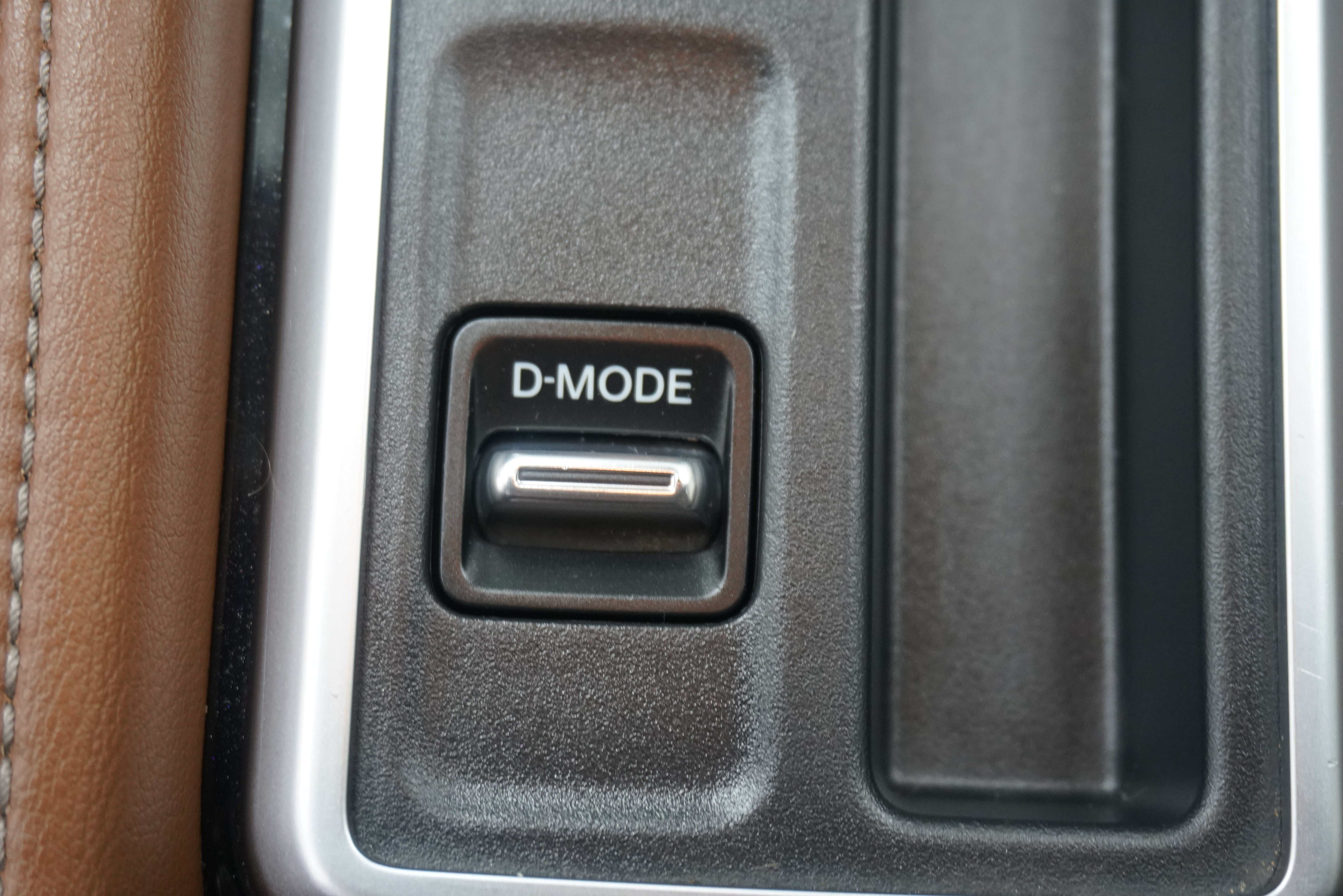 Used 2023 Nissan Pathfinder Platinum w/ Lighting Package (N93) FWD image 30