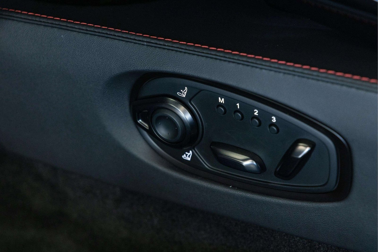 Used 2025 Aston Martin V8 Vantage Coupe image 32