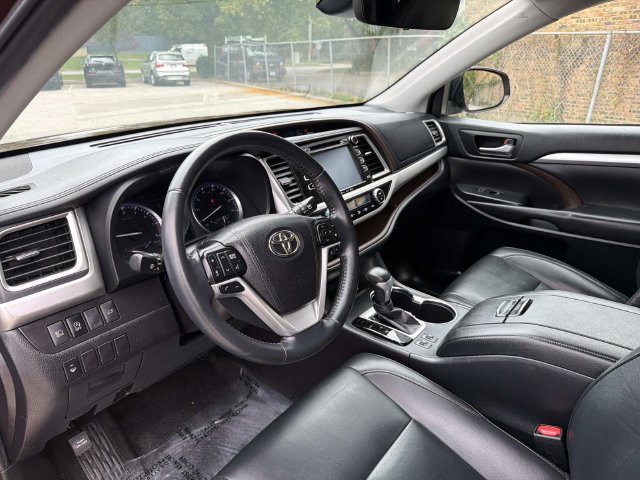 Used 2019 Toyota Highlander XLE AWD/4WD image 21