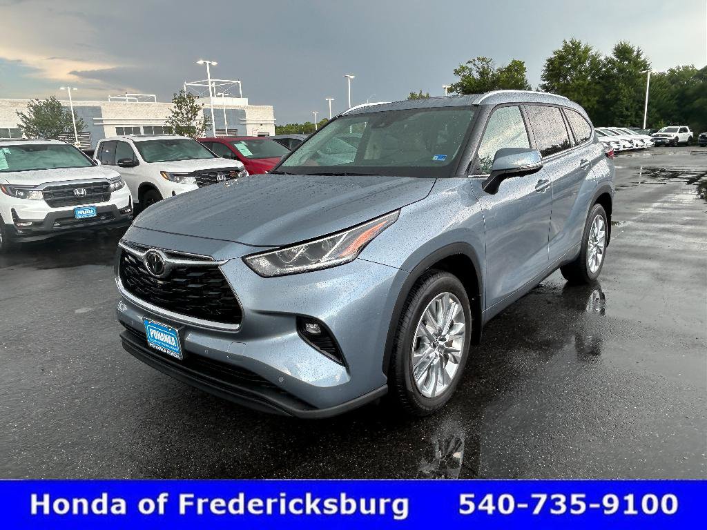 Used 2024 Toyota Highlander Limited AWD/4WD image 1