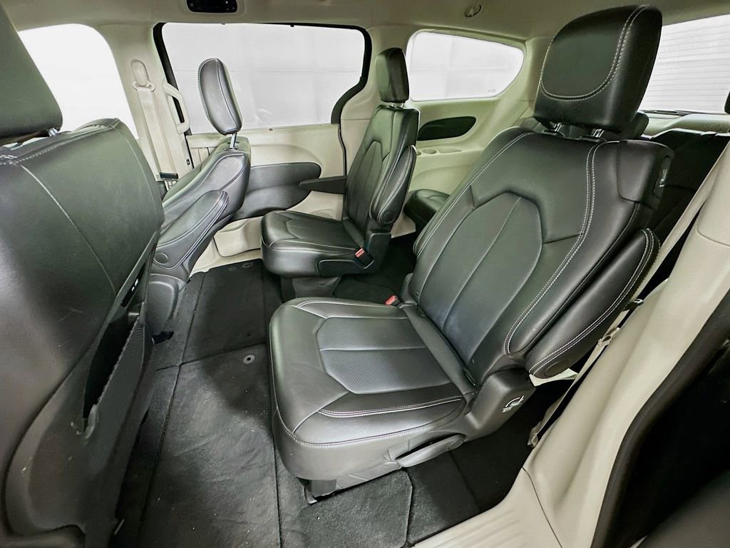 Certified 2024 Chrysler Pacifica Touring-L image 34