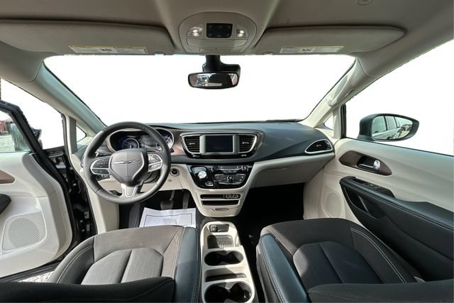 Used 2023 Chrysler Voyager LX FWD image 23