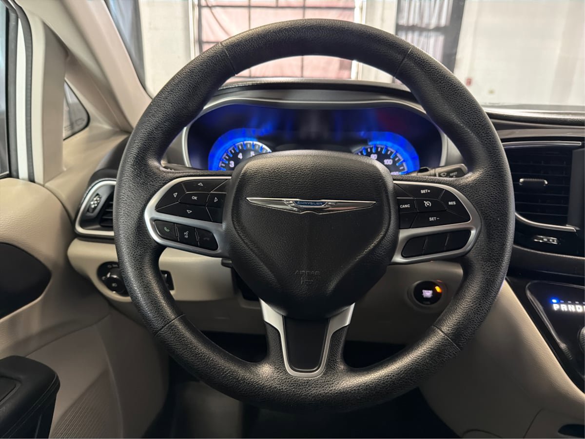 Used 2020 Chrysler Pacifica Touring w/ Tire & Wheel Group FWD image 22
