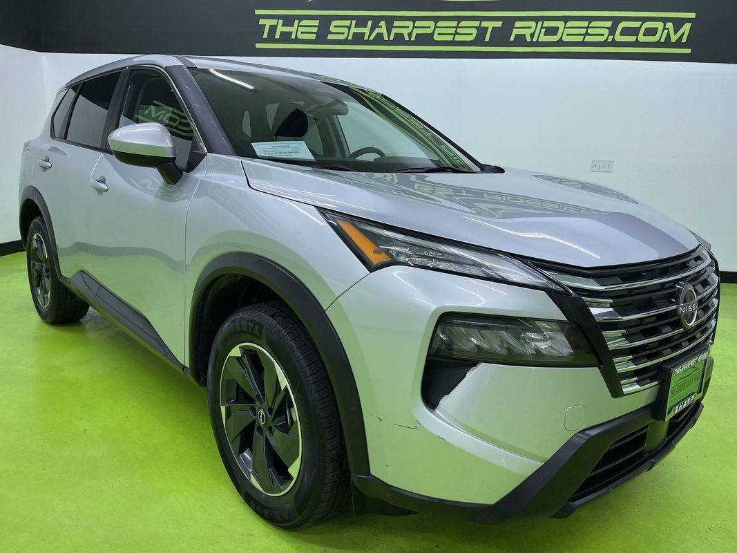 Used 2024 Nissan Rogue SV image 2