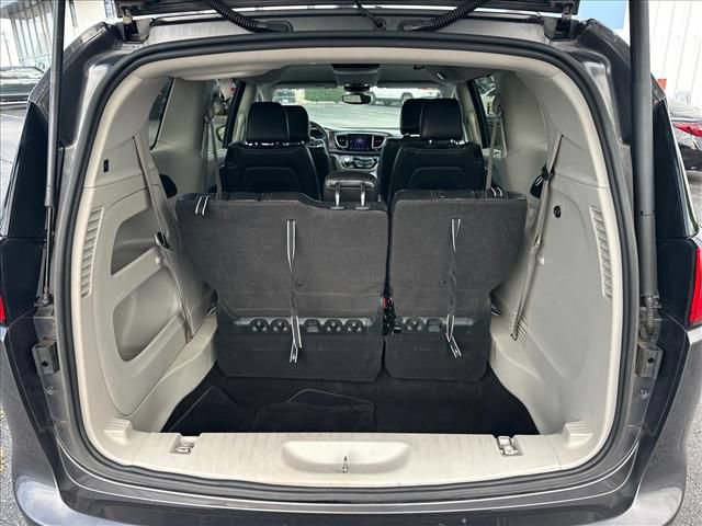 Used 2017 Chrysler Pacifica Touring Plus w/ Tire & Wheel Group FWD image 30