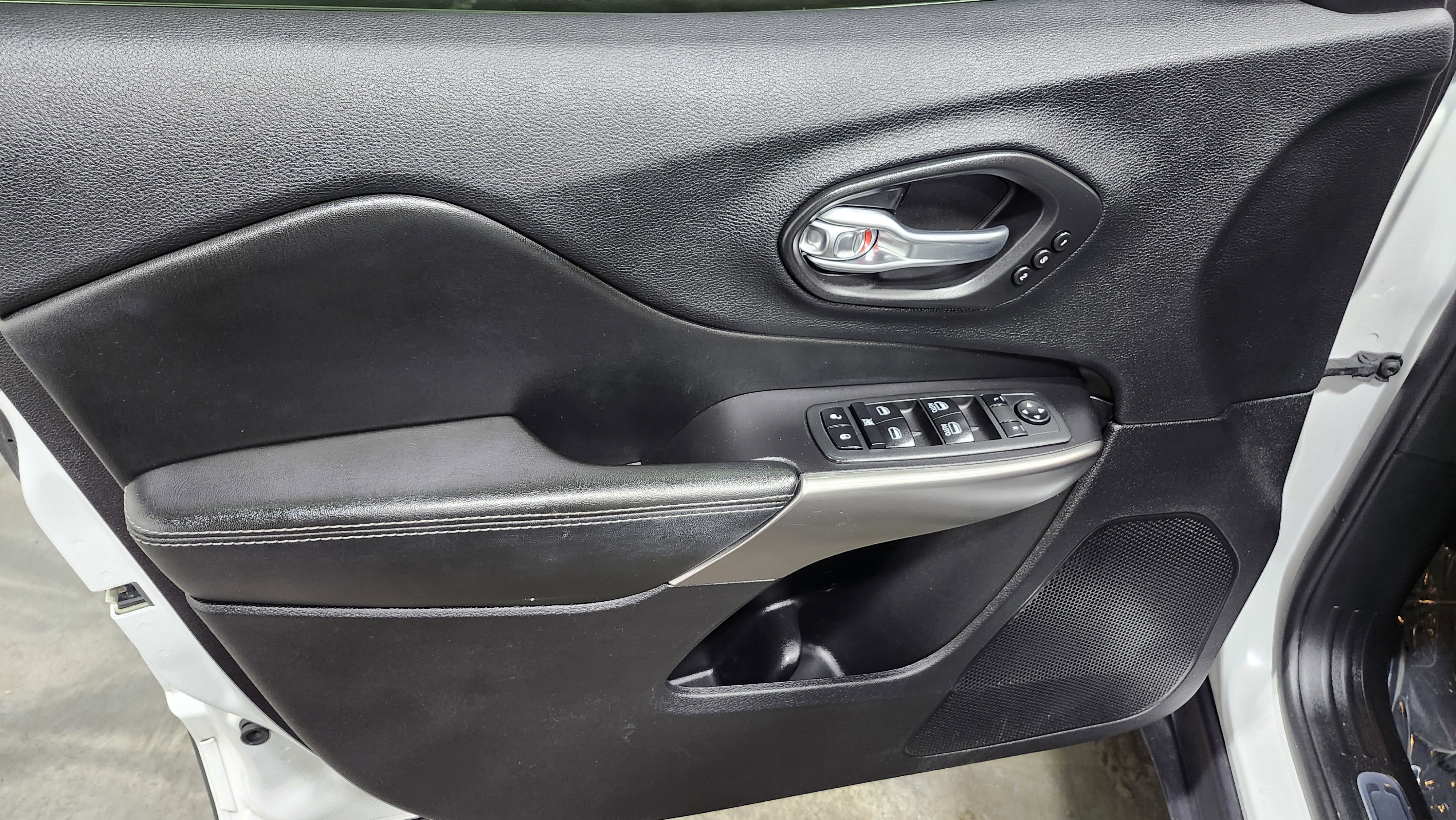 Used 2020 Jeep Cherokee Limited image 26