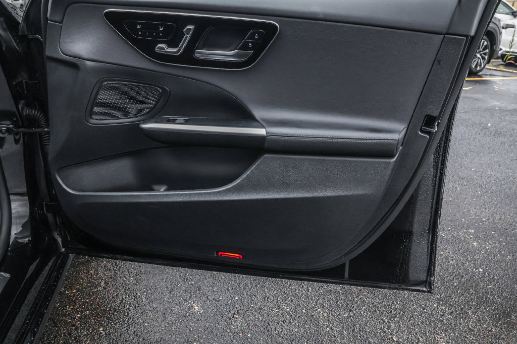 Used 2025 Mercedes-Benz C 300 4MATIC Sedan image 39