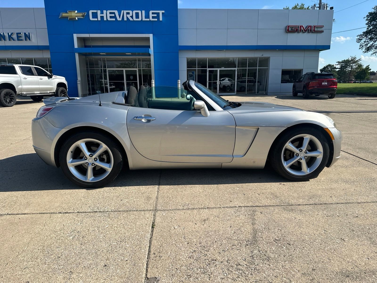 Used 2009 Saturn Sky RWD image 2