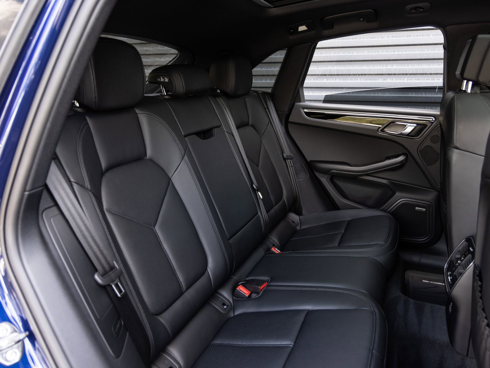 Certified 2025 Porsche Macan image 30