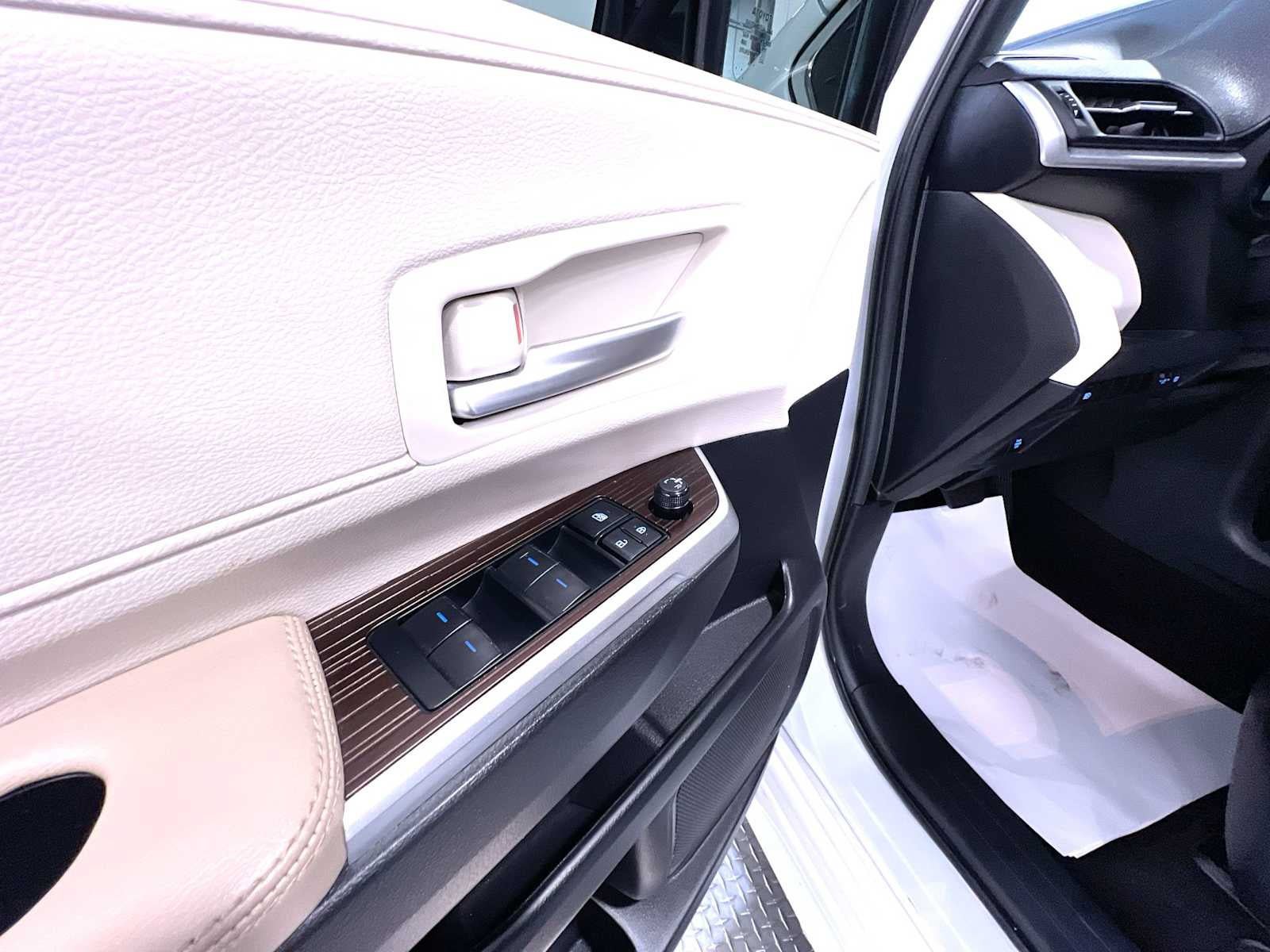 Used 2024 Toyota Sienna XLE FWD image 12