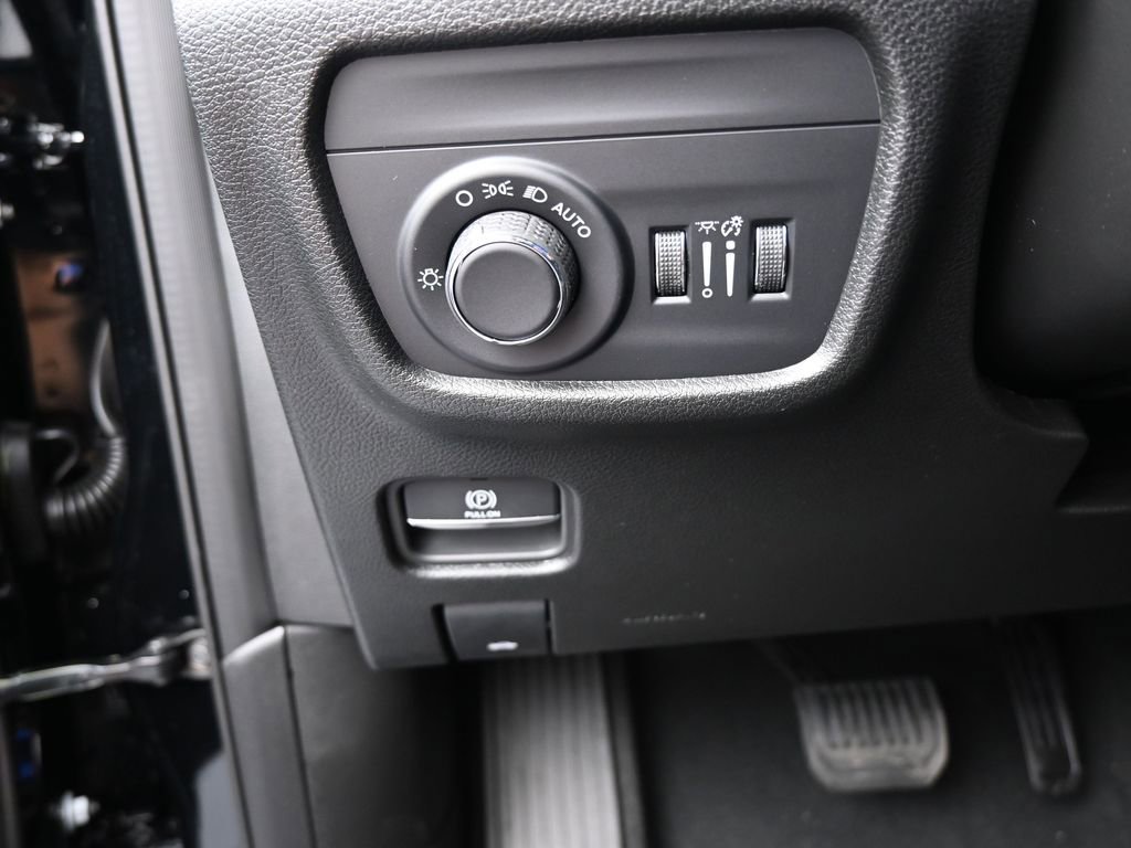 Used 2025 Jeep Grand Cherokee Laredo image 26