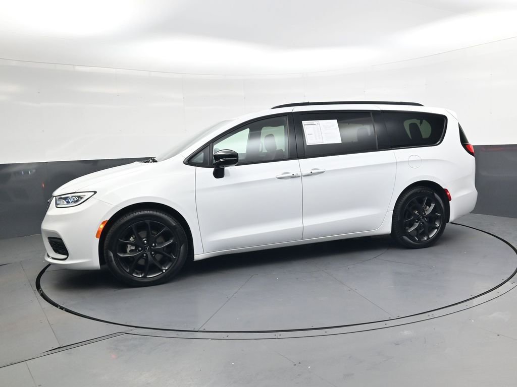 Used 2025 Chrysler Pacifica Limited image 8