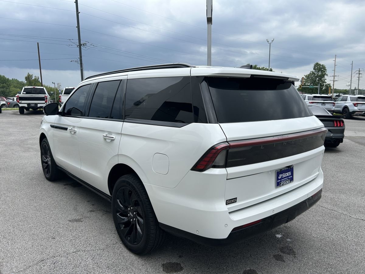 Used 2025 Lincoln Navigator Reserve w/ Jet Appearance Package AWD/4WD image 5