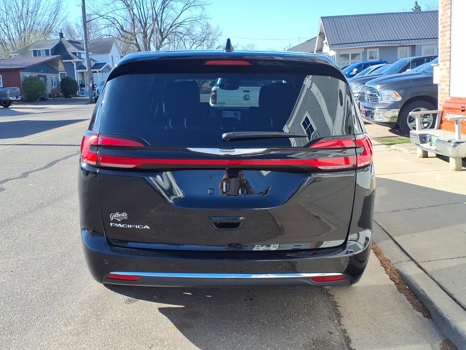Used 2025 Chrysler Pacifica Select FWD image 6