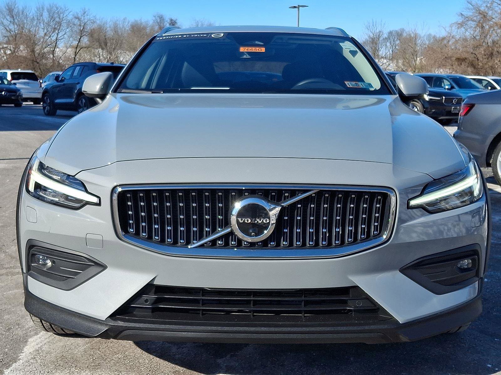 Certified 2025 Volvo V60 B5 Cross Country Ultra image 2