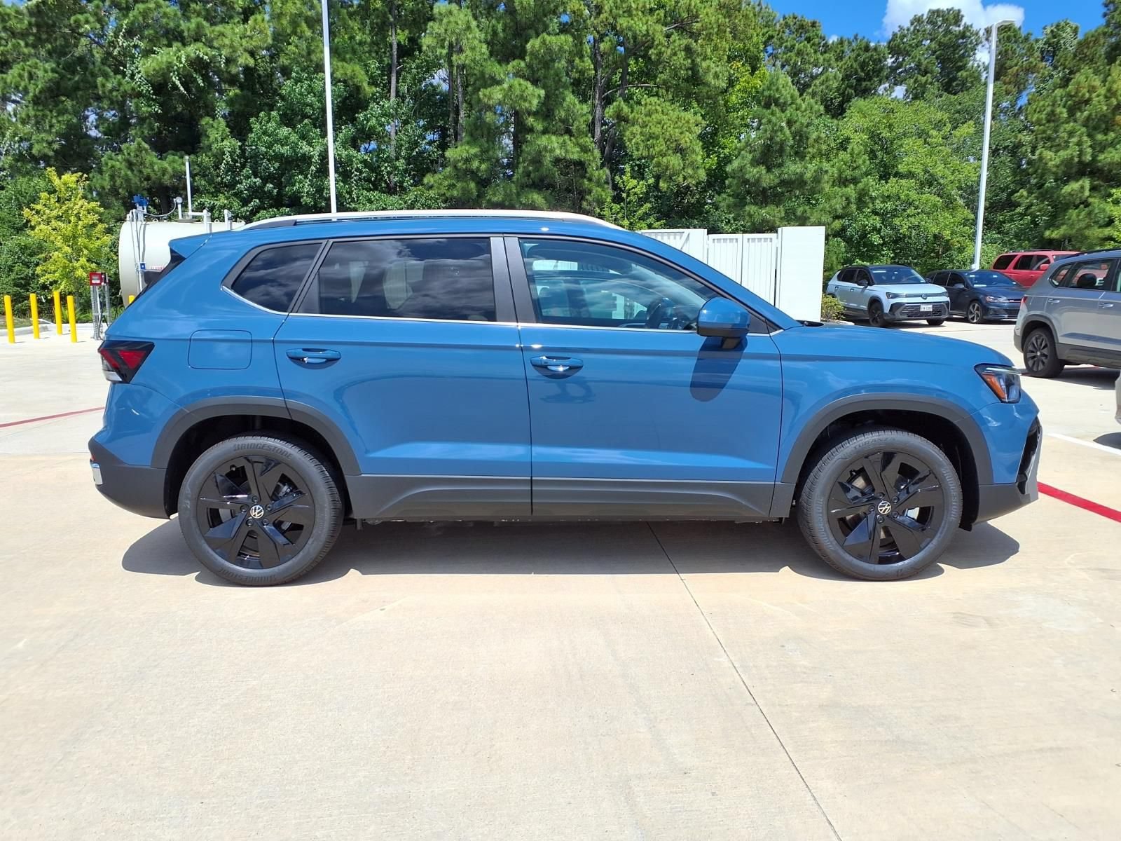 New 2026 Volkswagen Taos SE FWD image 3