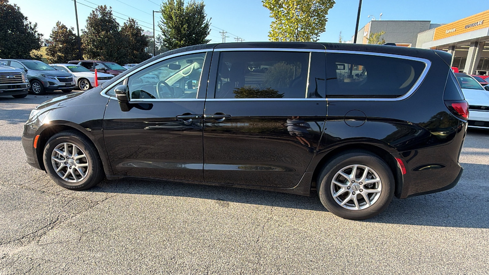 Used 2024 Chrysler Pacifica Touring-L FWD image 11