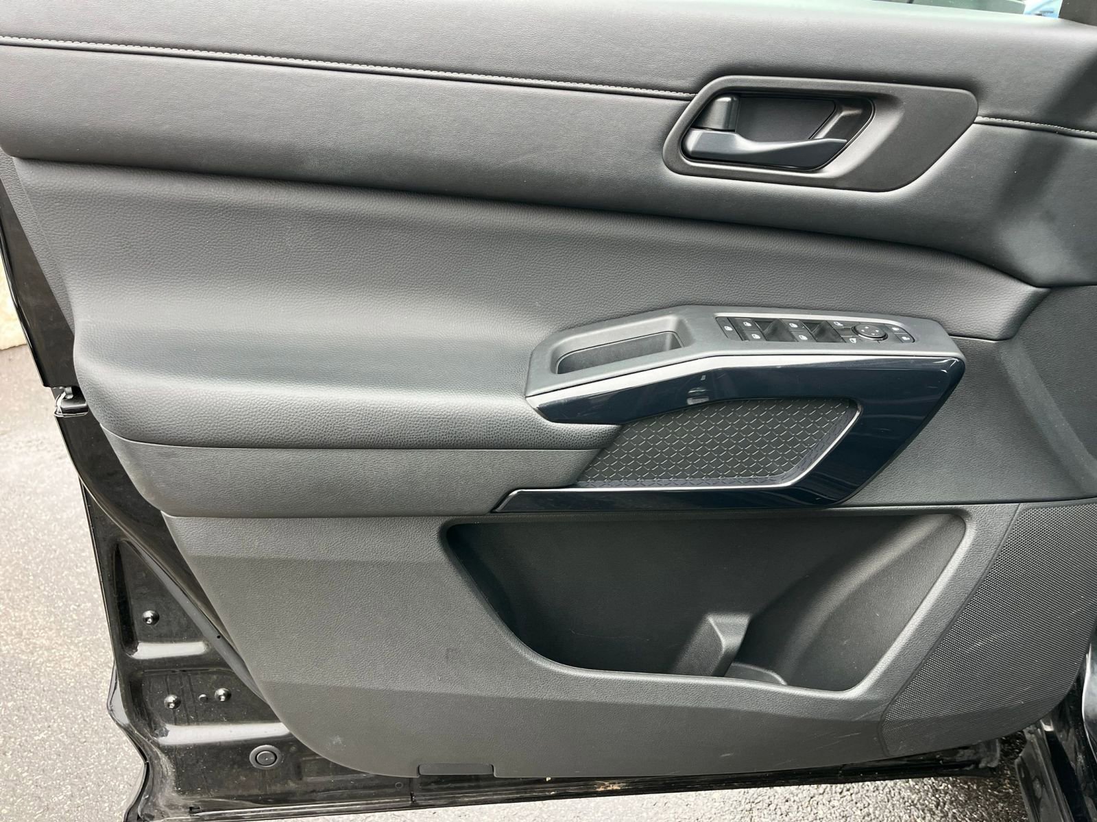 Used 2025 Nissan Pathfinder SV image 18